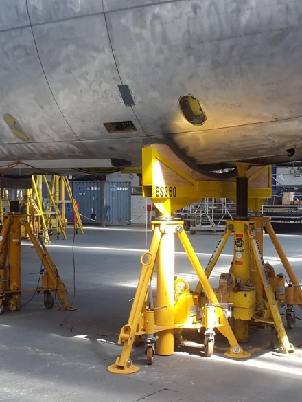 maintenance-verin-levage-avion-mecanic-sud